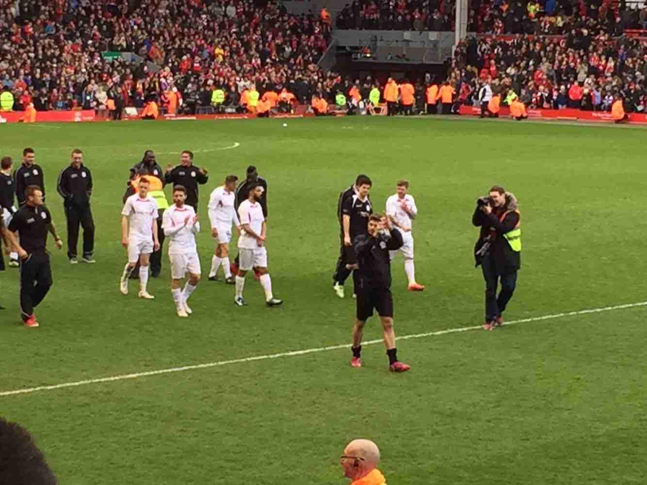 带队三连冠 校史得分王！火花球员里奇亚·杰克逊高中5号球衣退役（率队三连冠并加冕校史得分王，火花球员里奇亚·杰克逊高中5号球衣正式退役）