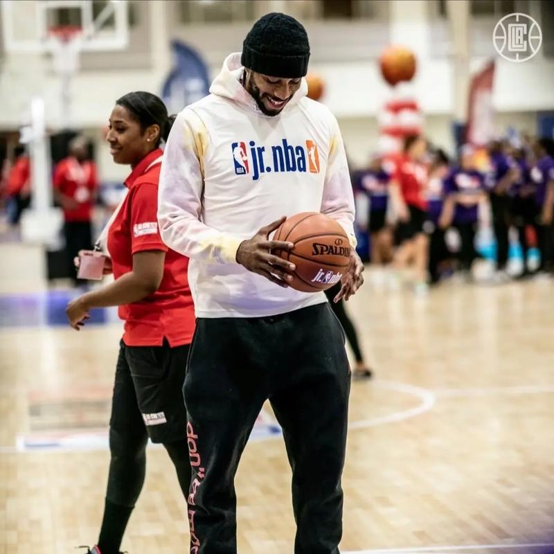 约基奇半场高效表现，成为球队关键力量（约基奇半场效率惊人，化身球队关键支柱）