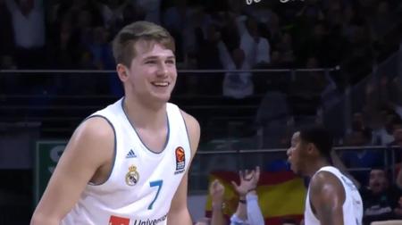 问题不大！文班亚马空切接球脱手差点失误 调整一下直接放篮！（无碍！文班亚马空切接球出现脱手险情，冷静调整轻松上篮）