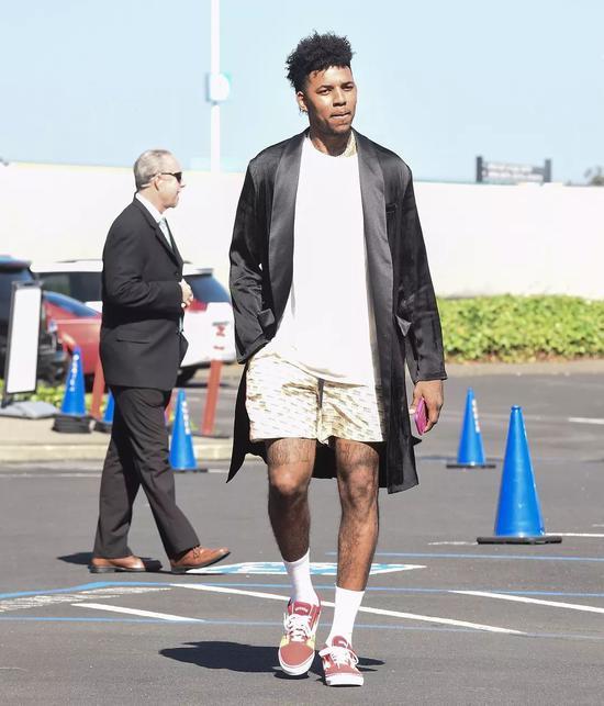 记者：上海申花5名外援以及谢鹏飞和戴伟浚随队出征亚冠客场（记者：申花5外援携谢鹏飞、戴伟浚随队征战亚冠客场）