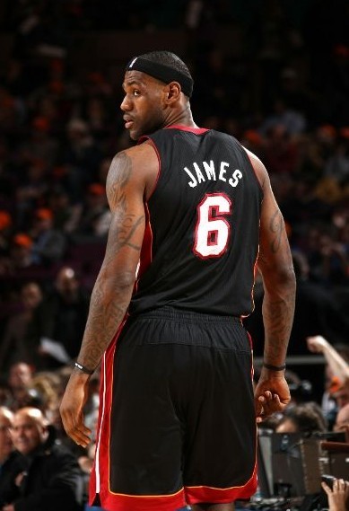 旗鼓相当！桑德兰击败纽卡后双方总战绩打平，各取54场胜利（势均力敌！桑德兰击退纽卡后历史交锋持平，双方各胜54场）