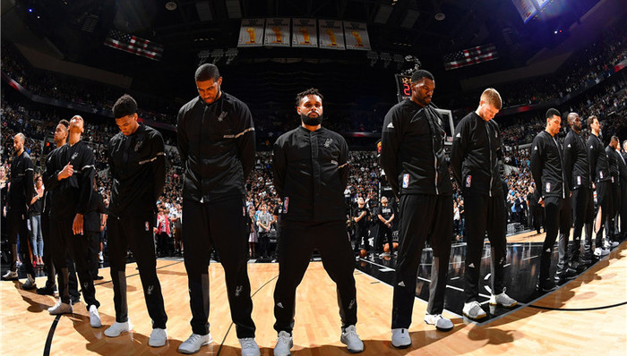 广东队在CBA俱乐部杯首战遭遇惨败，落后山西14分，外援表现不佳，失误频繁，防守被压制。（CBA俱乐部杯揭幕战广东队以14分负于山西，外援低迷、失误不断、防守端受制）