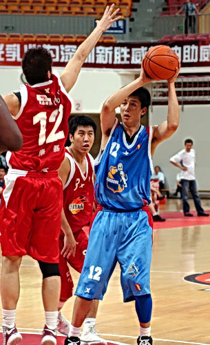 辽宁男篮王哲林关键得分带队胜（王哲林关键时刻砍分，率辽宁男篮赢球）