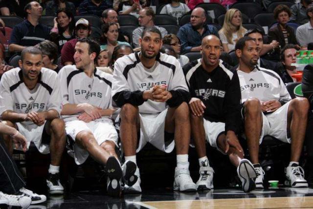 近期1平3负！费耶诺德暂列荷甲第二，距榜首埃因霍温11分（近4场1平3负，费耶诺德暂居荷甲第2，距领头羊埃因霍温11分）