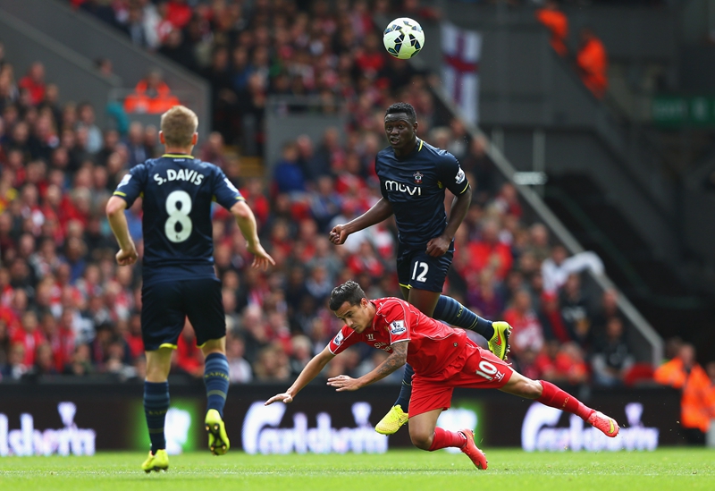 篮球场上的争议瞬间——沈梓捷补防犯规引发的讨论（球场风波：沈梓捷补防犯规为何掀起热议）