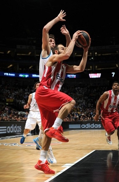 长春亚泰队启程出征青岛时，球迷用歌声为将士们送行（长春亚泰启程赴青岛，球迷以歌相送）